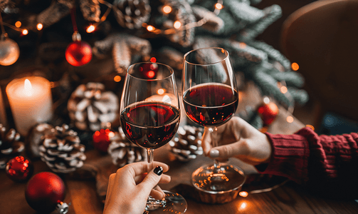 亲密的朋友用葡萄酒庆祝诞节