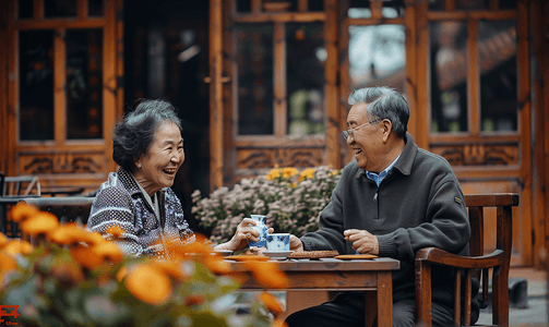 老北京摄影照片_亚洲人老年夫妇在庭院喝茶