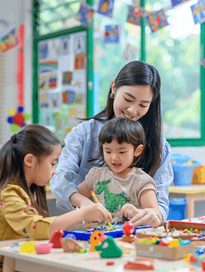 幼儿园食谱摄影照片_亚洲人幼儿园的师生在做手工