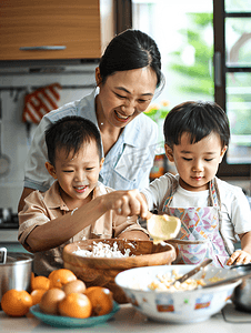 厨房欢乐摄影照片_亚洲人年轻妈妈和儿子在厨房