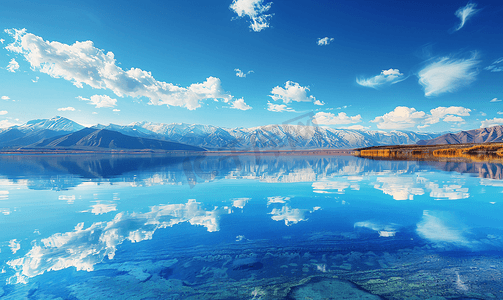 蓝色民族底纹摄影照片_新疆赛里木湖蓝天湖泊美景