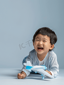 开飞机摄影照片_亚洲人快乐的小男孩玩开飞机游戏