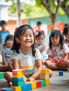 亚洲人乡村教师和小学生在学校里做游戏