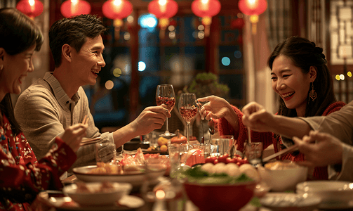 亚洲人幸福家庭过年吃团圆饭