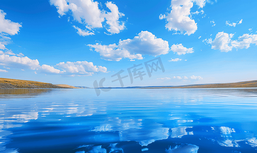 湖泊摄影照片_新疆赛里木湖蓝天湖泊美景