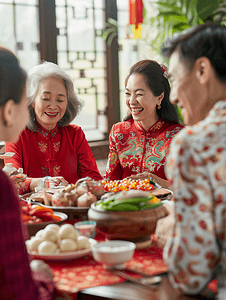 部队火锅摄影照片_亚洲人幸福家庭过年吃团圆饭