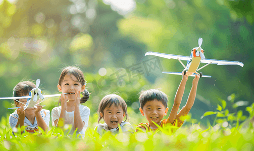 玩具摄影照片_亚洲人拿着玩具飞机在公园玩耍的快乐儿童