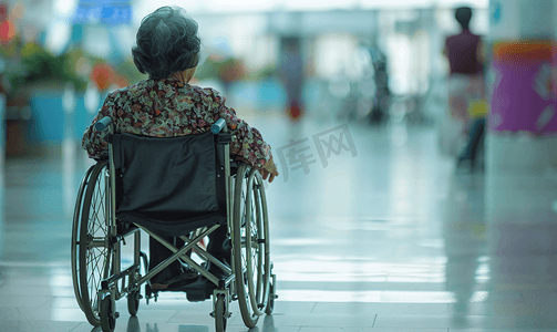 障碍摄影照片_亚洲人孤独的老人坐在轮椅上