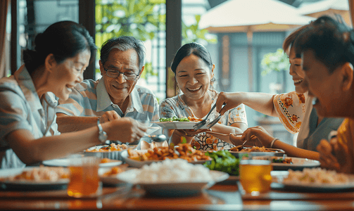 人字拖简笔画摄影照片_亚洲人幸福家庭吃团圆饭