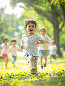 亚洲人小朋友们在公园里快乐奔跑