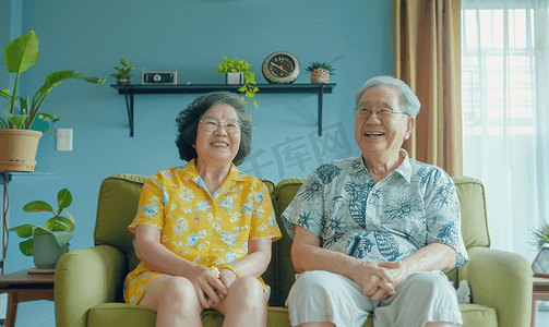 女人坐着摄影照片_亚洲人幸福的老年夫妇在客厅