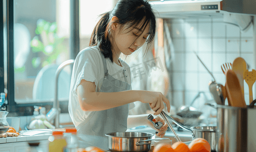 芹菜炒肉丝摄影照片_亚洲人青年女人在厨房里做饭