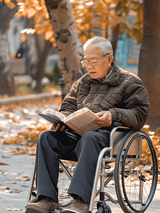 亚洲人户外老年男人坐在轮椅上看书