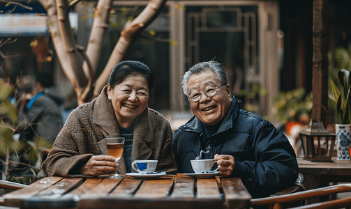 人喝茶摄影照片_亚洲人老年夫妇在庭院喝茶