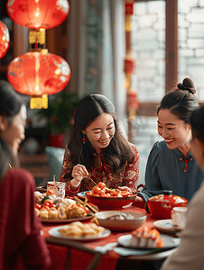 火锅摄影照片_亚洲人幸福家庭过年吃团圆饭