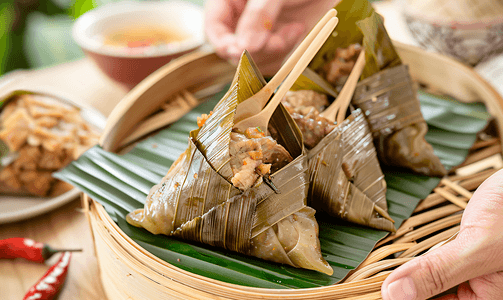 美食制作摄影照片_端午节肉粽吃粽子