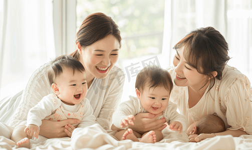 宝宝智力摄影照片_亚洲人年轻妈妈陪着宝宝玩耍