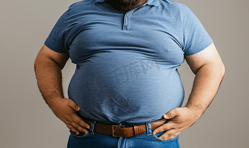 胖子真人摄影照片_男性肥胖的肚皮