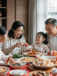 亚洲人幸福家庭过年吃团圆饭