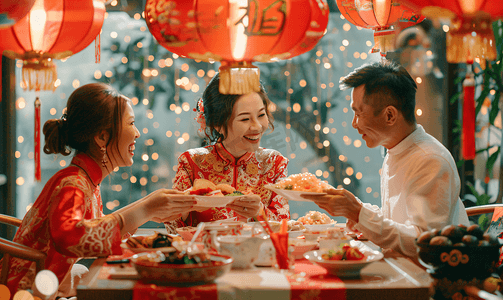 火锅饮料摄影照片_亚洲人幸福家庭过年吃团圆饭