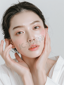 中国风促销字体摄影照片_亚洲人准备做面部提升的青年女人