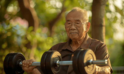 亚洲人做健身运动的老年人