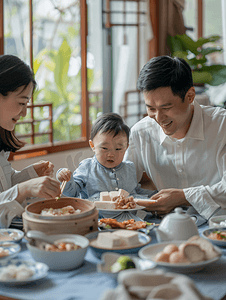 亚洲人幸福家庭在吃饭