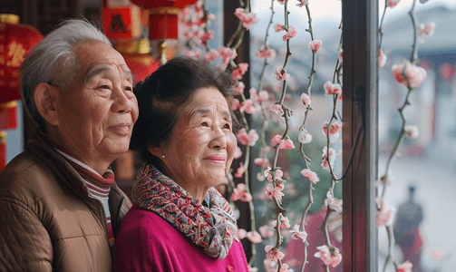 老年人摄影照片_亚洲人中国老年夫妇贴窗花