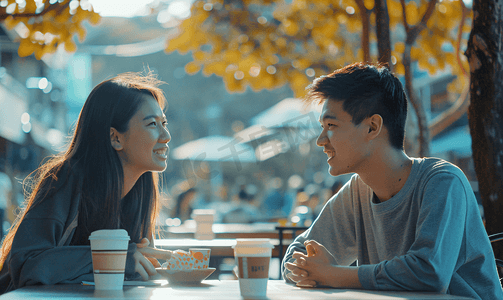 亚洲人年轻闺蜜在咖啡馆聊天