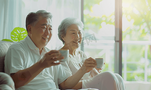 初唐四家摄影照片_亚洲人快乐的老年人们在客厅喝茶聊天