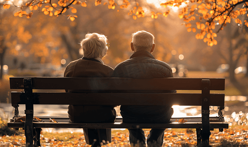 老人摄影照片_老年夫妇坐在公园长椅背影