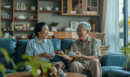 幸福家庭在客厅摄影照片_亚洲人快乐的老年人们在客厅喝茶聊天