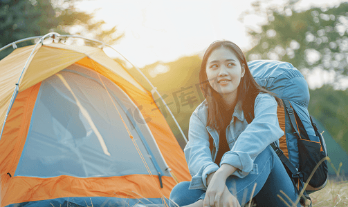 亚洲人青年男女在户外露营