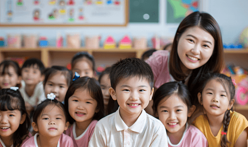 儿童成长册摄影照片_亚洲人老师和儿童在幼儿园里