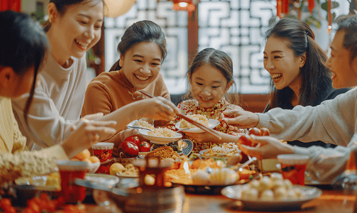 亚洲人幸福东方家庭过年吃团圆饭