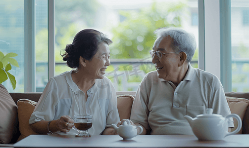 享受生活享受摄影照片_亚洲人快乐的老年人们在客厅喝茶聊天