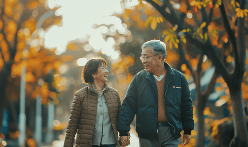 白发摄影照片_亚洲人老年夫妇在公园里散步