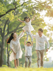 亚洲人幸福家庭在户外玩耍