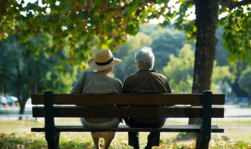 老年夫妇坐在公园长椅背影