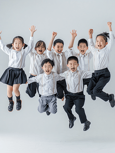 亚洲人欢乐的小学生跳跃
