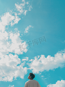 龙抬头素材摄影照片_抬头望着蓝天白云的人