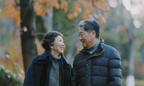 公园春游摄影照片_亚洲人老年夫妇在公园里散步