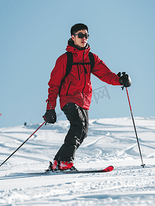 亚洲人滑雪的青年男人