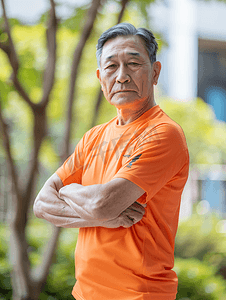 亚洲人做健身运动的老年人