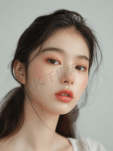 白色清新背景摄影照片_亚洲人年轻美女妆面美容肖像