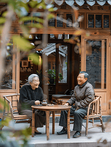 户外下午茶摄影照片_亚洲人老年夫妇在庭院喝茶