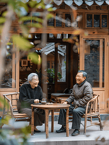 亚洲人老年夫妇在庭院喝茶