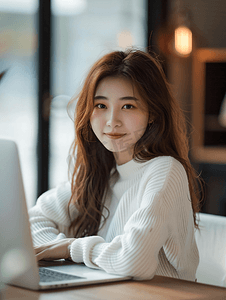 亚洲人青年女人使用电脑