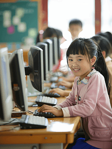 亚洲人女教师和小学生在教室里使用电脑