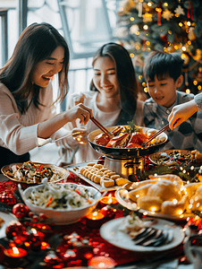 火锅摄影照片_亚洲人幸福东方家庭过年吃年夜饭